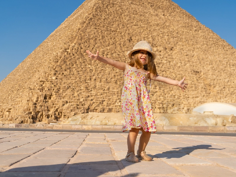 Una bambina davanti le Piramidi di Giza, il cairo cosa vedere
