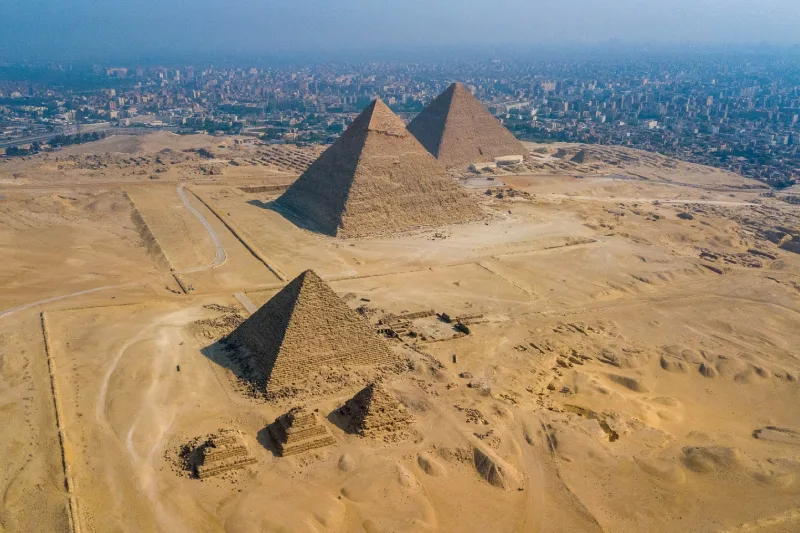 Vista panoramica alle Piramidi del Giza da sopra, la piramide di cheope