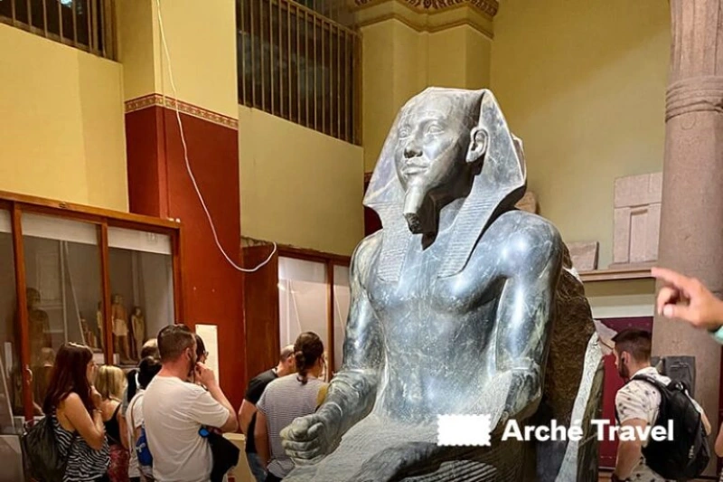 Lo statuo del Rè Chefren nel Museo Egizio del Cairo, la piramide di chefren