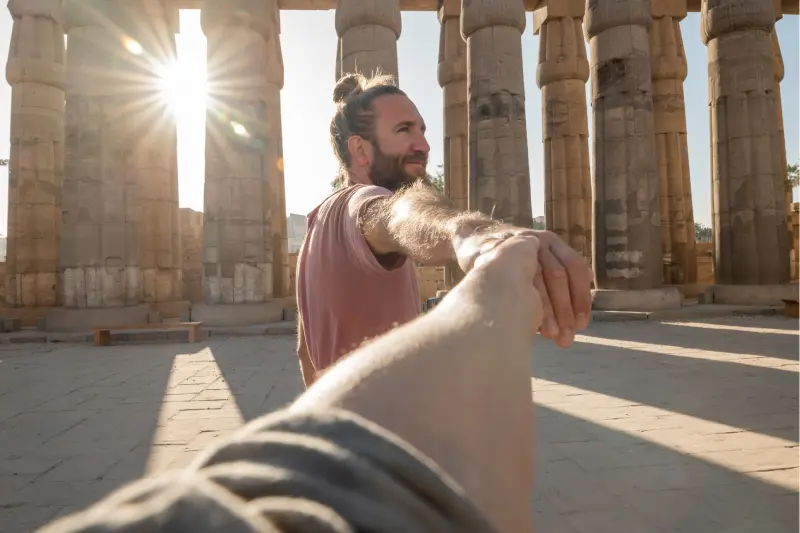 uomo che tiene la mano della donna, tempio di luxor