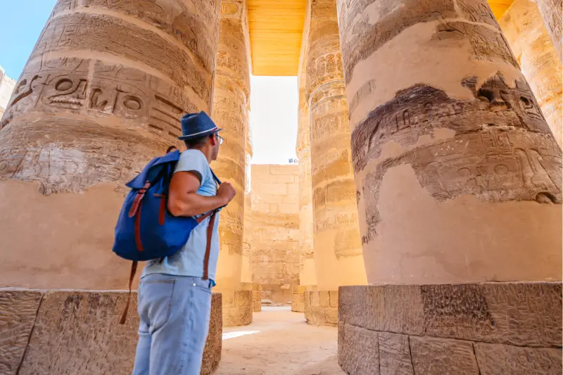 uomo nel tempio, tempio di karnak