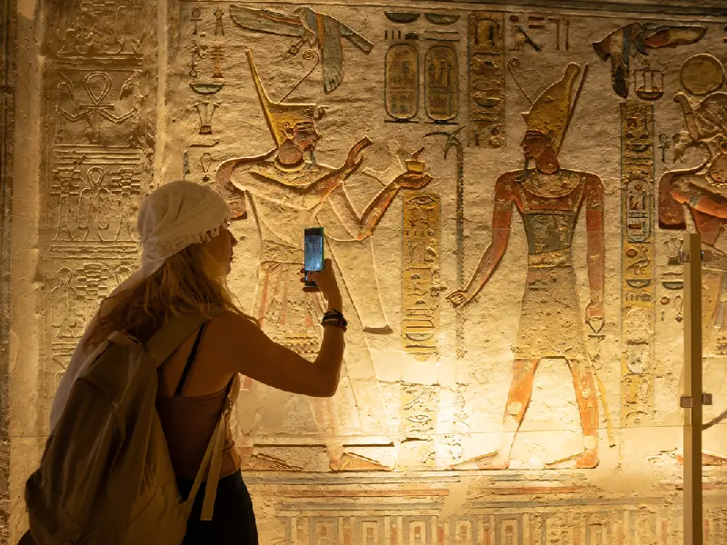 Donna che scatta un foto nel Tempio abu simbel, tempio abu simbel 