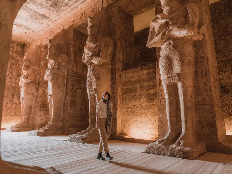 Una donna nel Tempio di Abu simbel, tempio abu simbel 