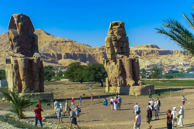 tempio funerario di amenhotep iii,  Colossi di Memnone