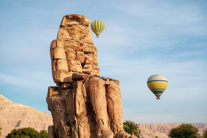 colossi di memnone a luxor con mongolfiere sul nilo, colossi di memnone