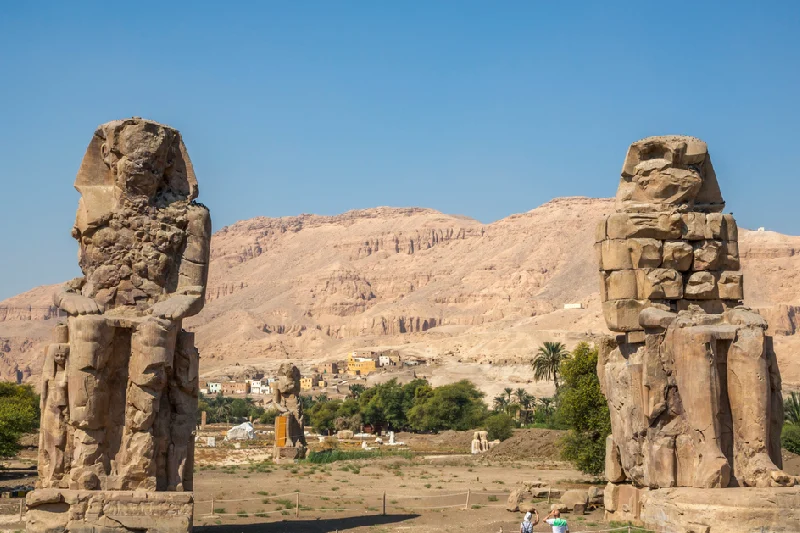 tempio funerario di amenhotep iii,  Colossi di Memnone