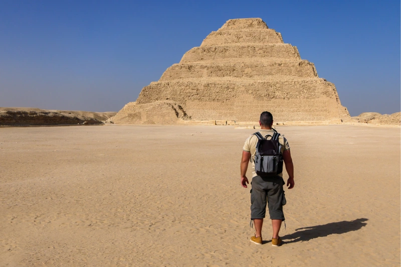 uomo davanti alla piramide di zoser, la piramide di zoser