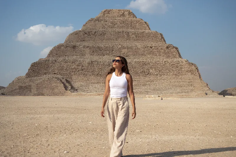 una donna davanti alla piramide di zoser, la piramide di zoser