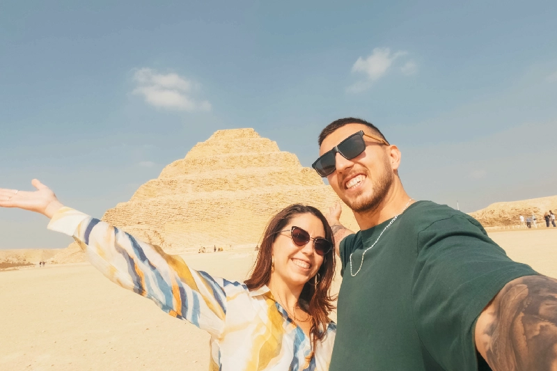 una coppia davanti alla piramide di zoser, la piramide di zoser