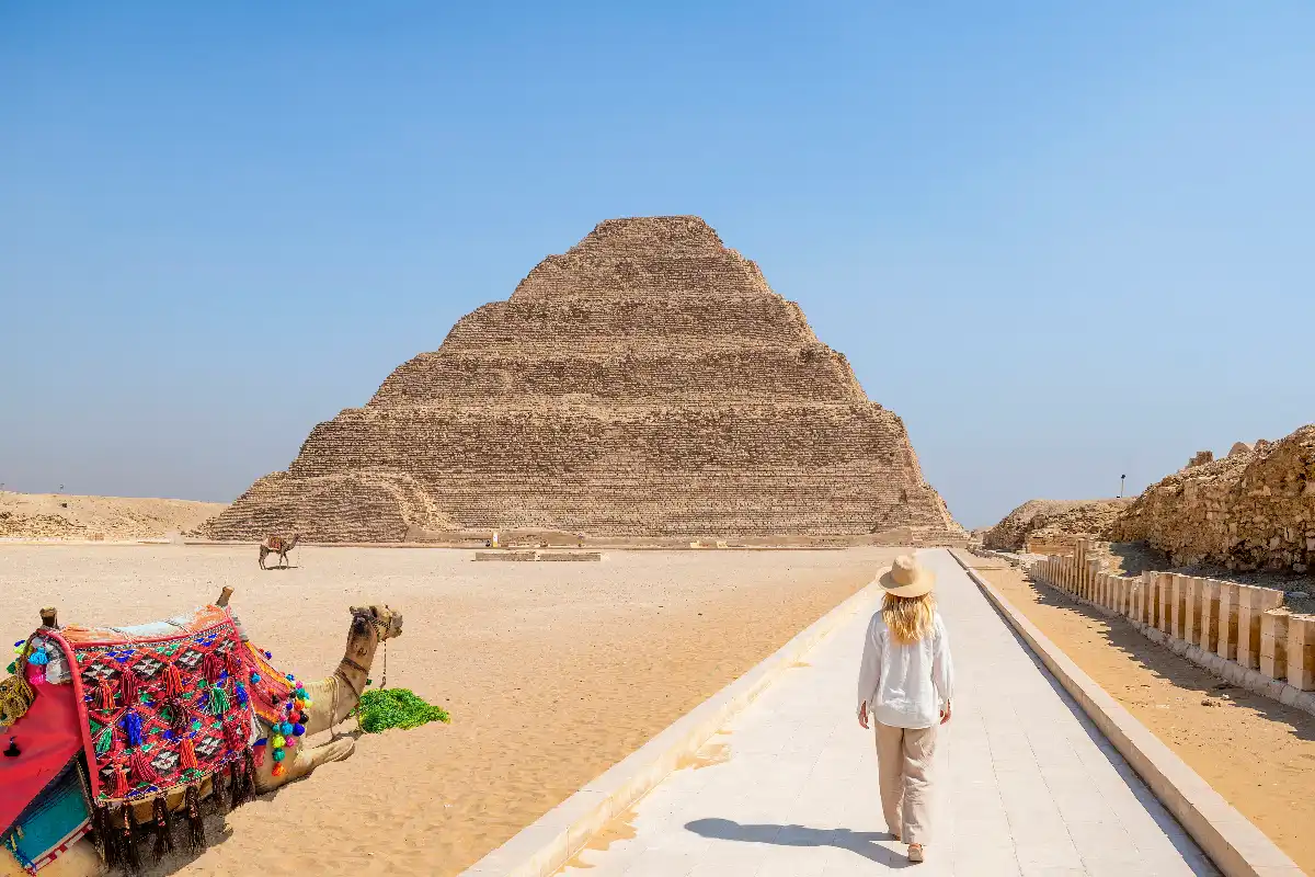 una donna davanti alla piramide di zoser, la piramide di zoser
