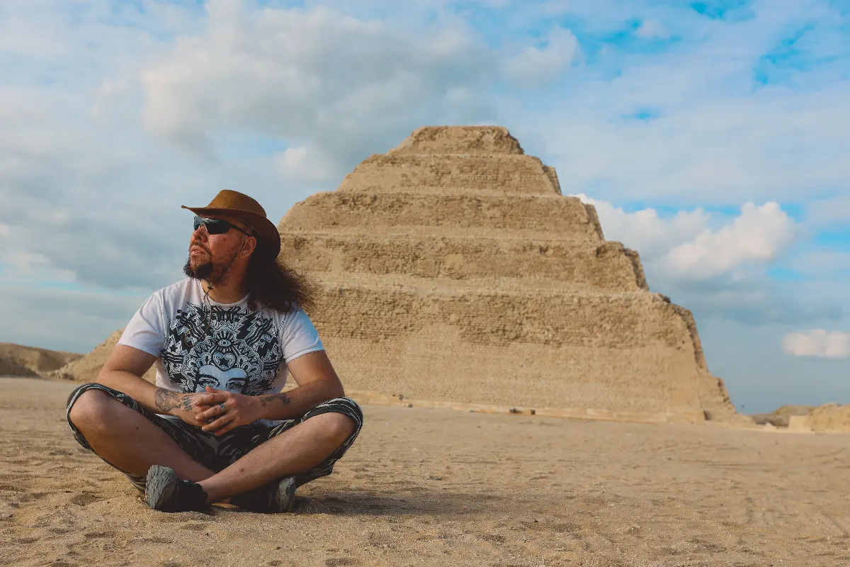 uomo davanti alla piramide di zoser, la piramide di zoser