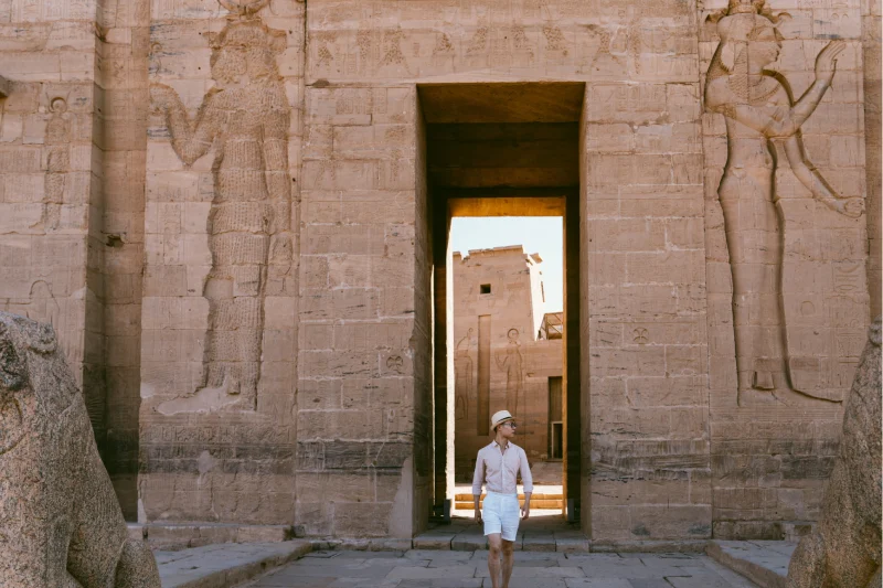 uomo davanti al tempio di philae, tempio di philae