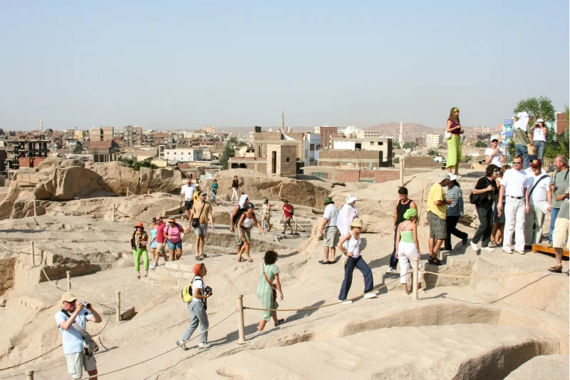 I turisti fotografano l’obelisco incompiuto, obelisco incompiuto di assuan