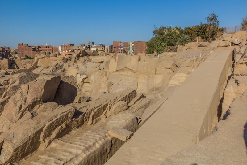 una turista guarda l’obelisco incompiuto, obelisco incompiuto di assuan