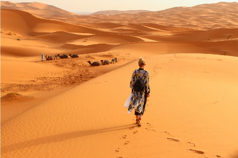 donna cammina nel deserto nero in egitto, deserto nero egitto
