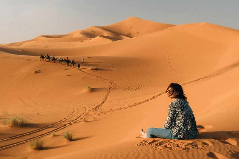donna si siede sulla sabbia del deserto nero, deserto nero egitto