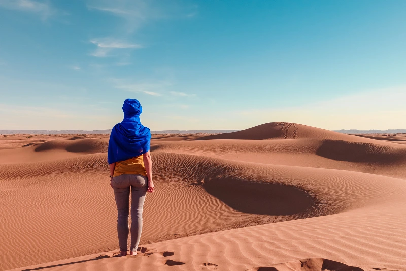 donna cammina nel deserto nero in egitto, deserto nero egitto