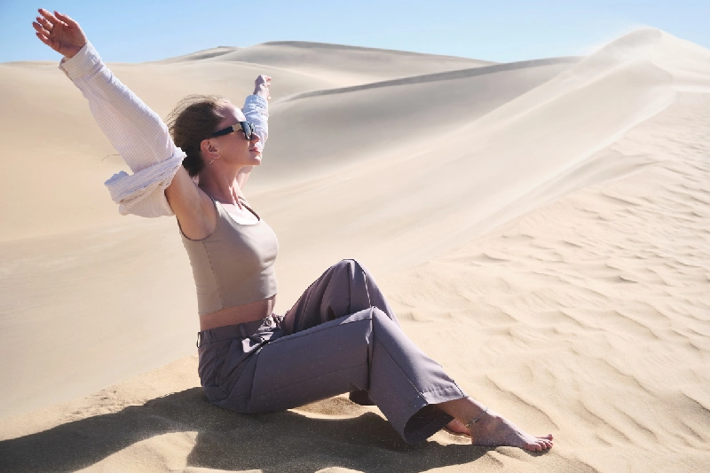 donna si siede sulla sabbia del deserto nero, deserto nero egitto