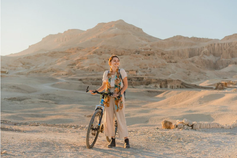 donna cammina nel deserto nero in egitto, deserto nero egitto