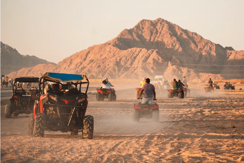 gruppo di turisti che si godono il deserto, deserto nero egitto