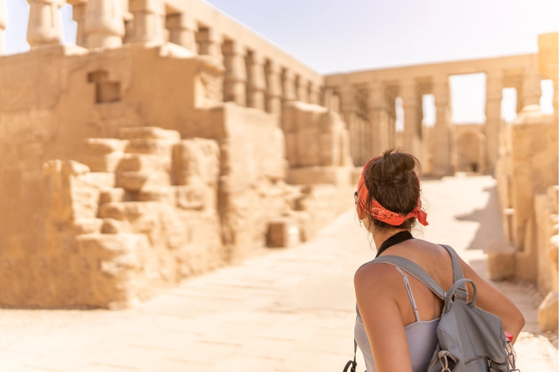 turista in visita a edfu, edfu