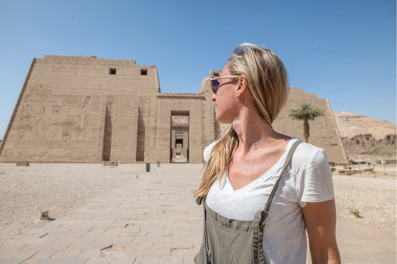 turista in visita a edfu, edfu