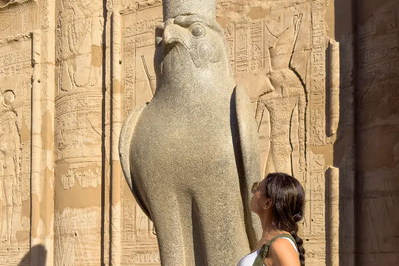 turista in visita a edfu, edfu