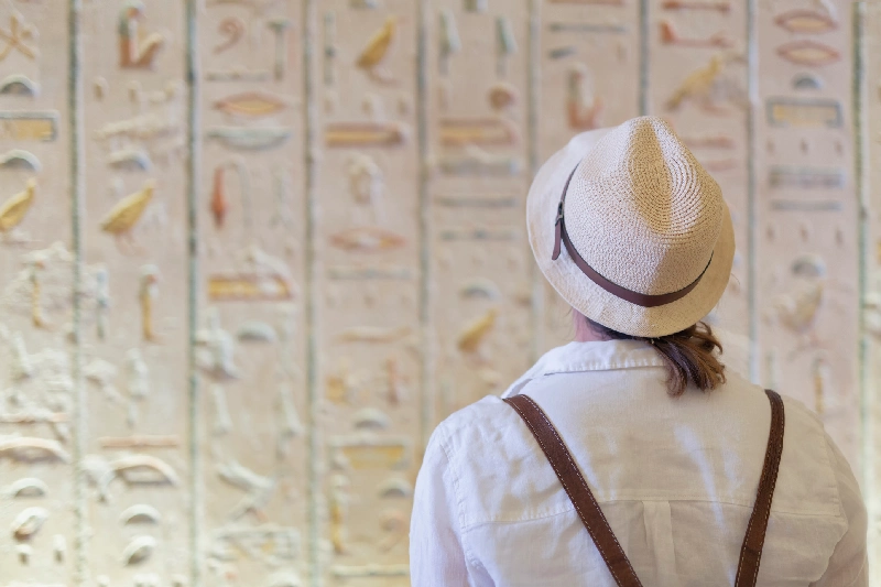 turista in visita a edfu, edfu