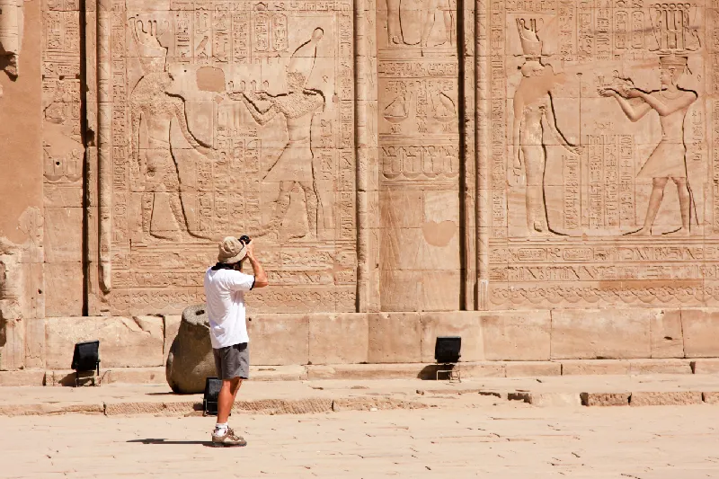 turista in visita a edfu, edfu