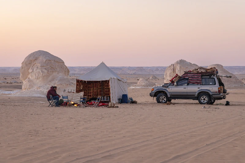 turista si gode la natura nel deserto bianco