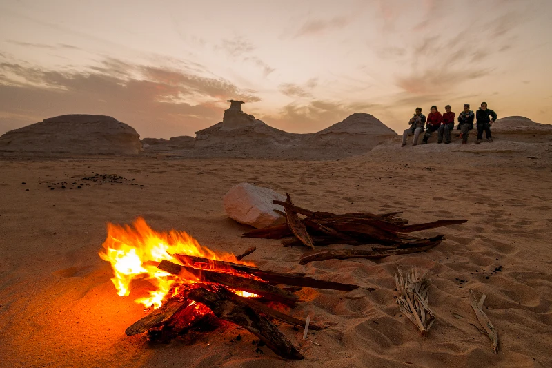 turisti si godano la natura nel deserto bianco