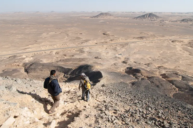 turisti si godano la natura nel deserto bianco