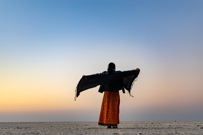 Un turista si gode la bellezza nel Deserto Bianco