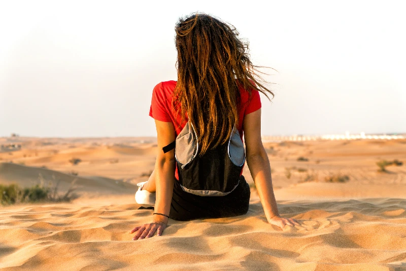 turista si gode la bellezza nel deserto bianco