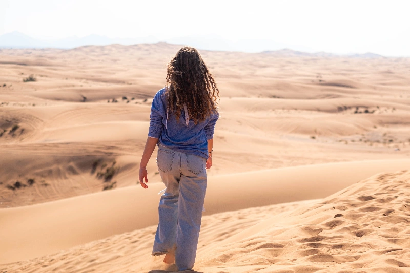 turista cammina nel deserto bianco
