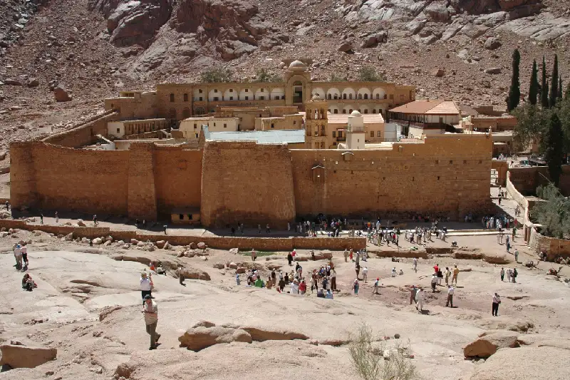 turisti in visita al monastero di santa caterina, monastero di santa caterina monte sinai
