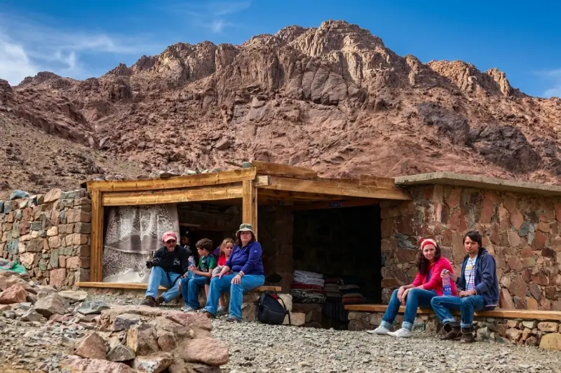 turisti sul monte sinai, monastero di santa caterina monte sinai