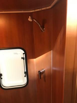 bruser på toilet.