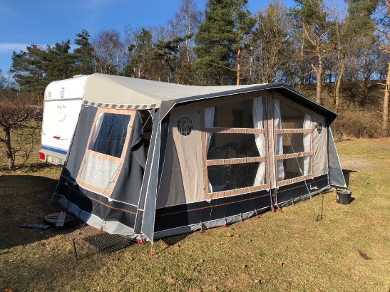 Fortelt opslået