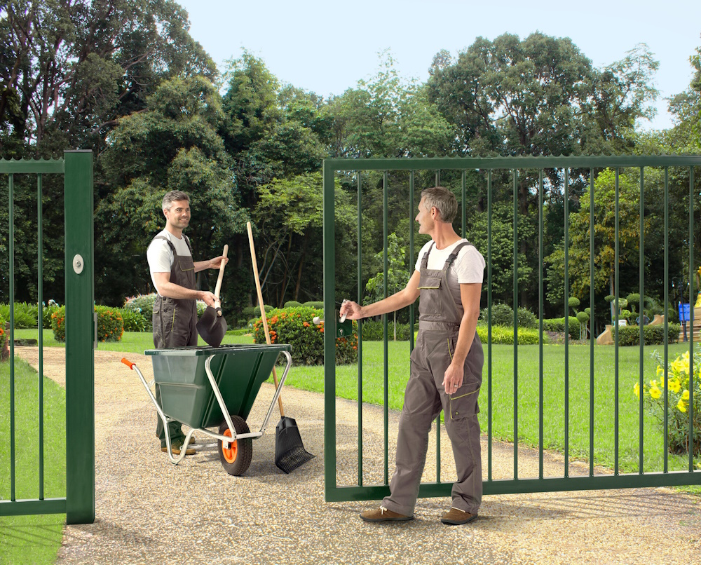 LSKZU2_SSKZ_KEYSAFE_PKWB2000__Gardeners_with_wheelbarrow_green_sliding_gate_parc__1920px.jpg