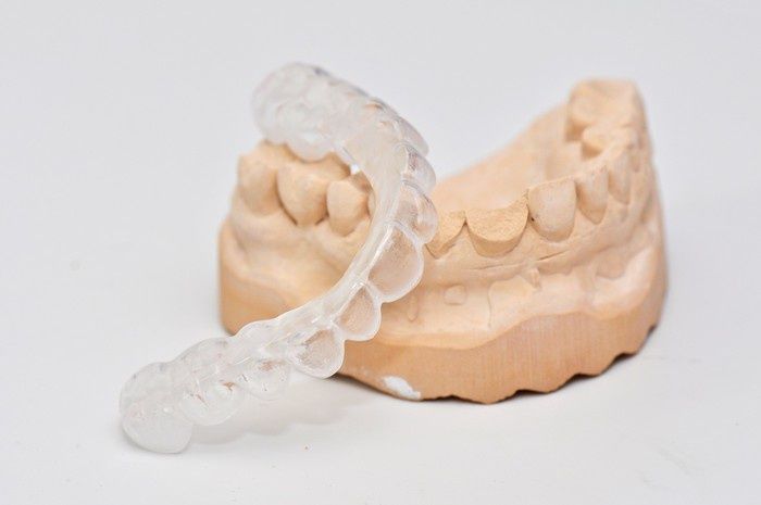 nackenschmerzen-nach-dem-aufstehen-ursache-behandlung