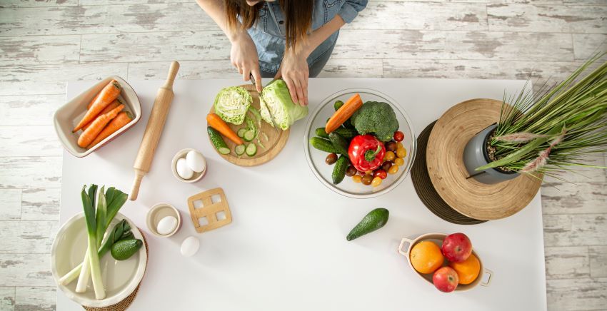mujer preparando comida saludable mesa