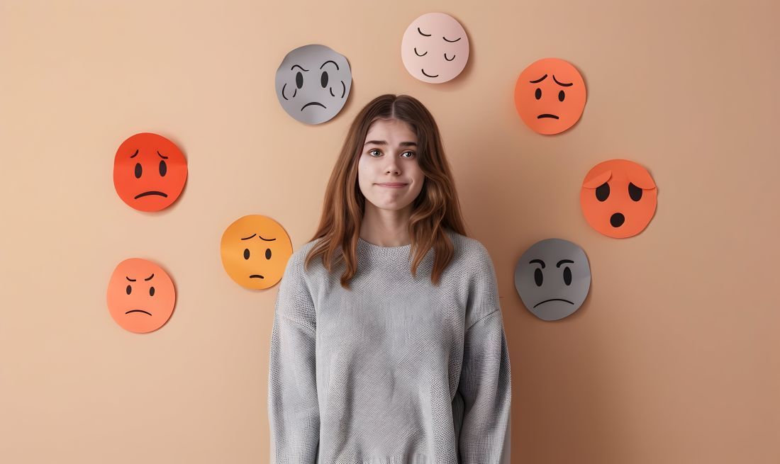 mujer caras emociones pegadas pared