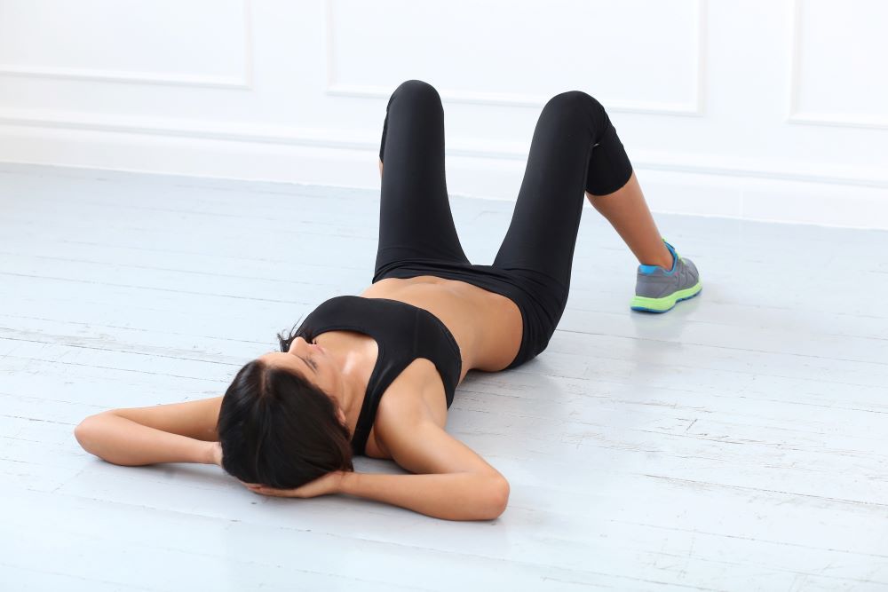 mujer morena suelo haciendo ejercicio cadera