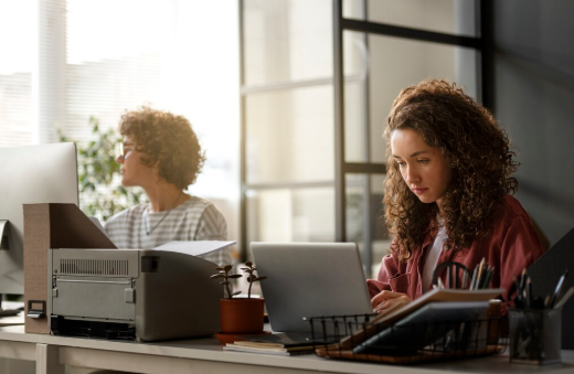 gunluk-hayatta-cokca-kullandigimiz-calisma-masalarimiz-neden-ergonomik-olmalidir-fzt-mustafa-burak-turkoglu