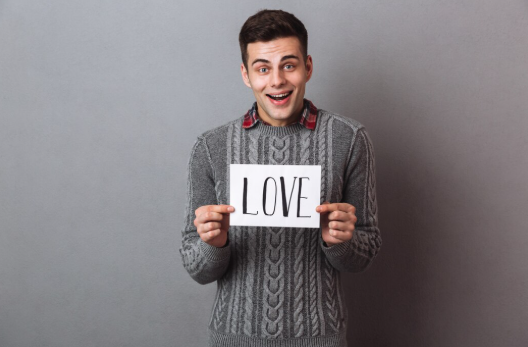 Sevginizi Kelimelere Dökmek: Etkileyici Aşk Notları Yazma Rehberi - Uzm. Psk. Esra Özel