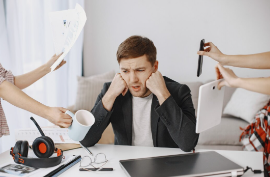 ofiste-imdat-sesleri-is-stresiyle-basa-cikma-rehberi-uzm-psk-esra-ozel