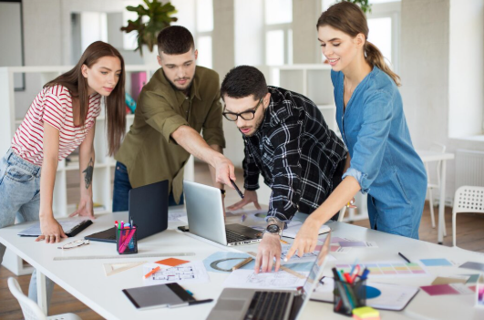 Grup Yaratıcılığı: Neden "Biz" Derken Daha Az Fikir Üretiyoruz? - Uzm. Psk. Esra Özel