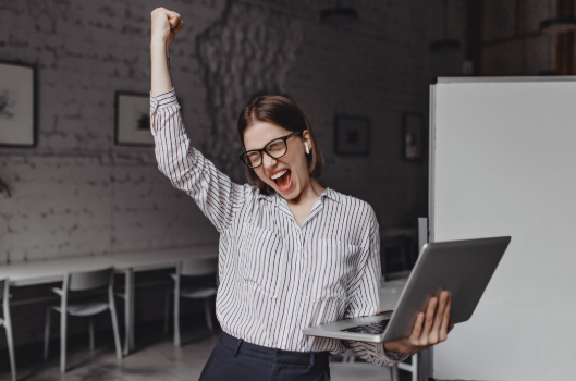 Aynı Anda Her Şeyi Yapmak mı, Hiçbir Şeyi Yapamamak mı? Multitasking ve Başarı Arasındaki Gizli Bağ - Uzm. Psk. Esra Özel - Uzm. Psk. Esra Özel