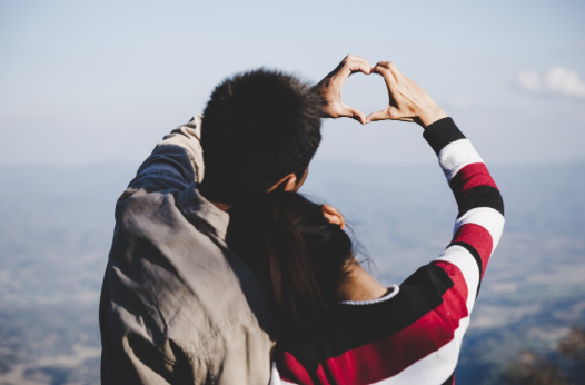 ilk-goruste-ask-mi-yoksa-evrimsel-bir-hesap-makinesi-mi-vucut-hareketlerinin-gizli-dili-uzm-psk-esra-ozel